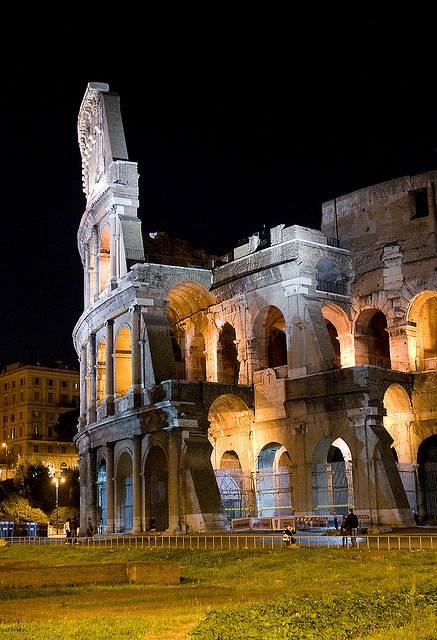 Photo:  Colosseum iluminated at night, Rome, Italy 